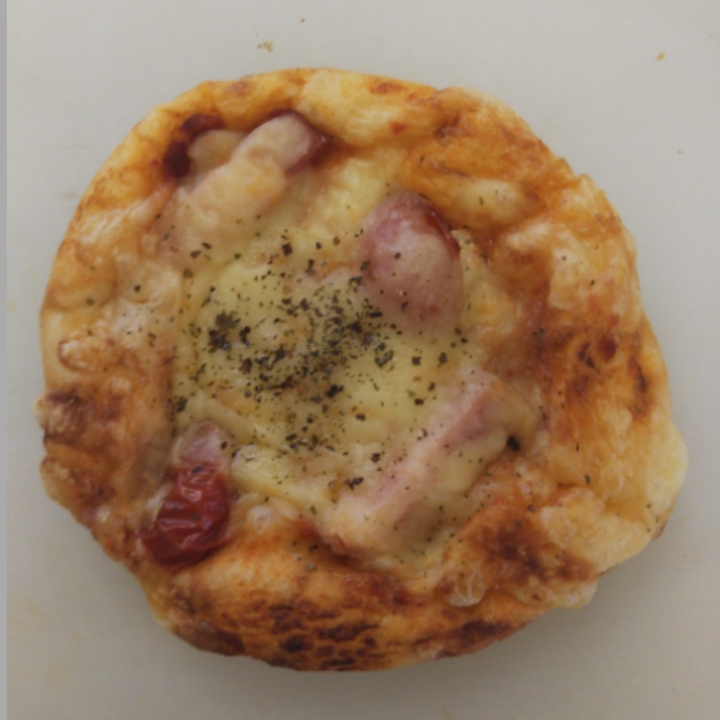ベーコンとトマトのピザ